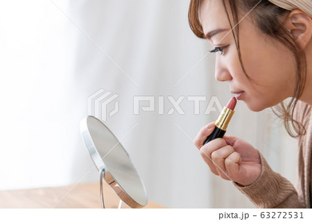 ルームウェアの女性 63272531