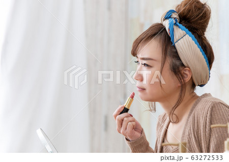 ルームウェアの女性 63272533