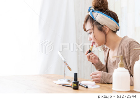ルームウェアの女性 ルームウェアの女性 63272544