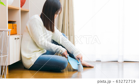 床を掃く女性　ほうき チリトリ フローリング 床掃除 コピースペース 16:9 63272719