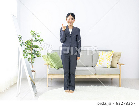 出社前の身支度をする女性 グッドジョブ 出社前の身支度をする女性 グッドジョブ 63273257