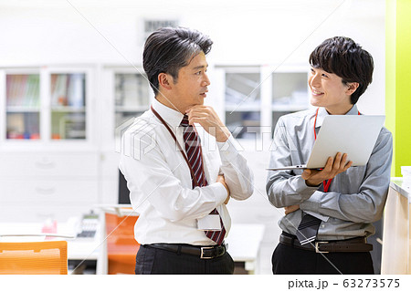 上司　部下　オフィス 63273575