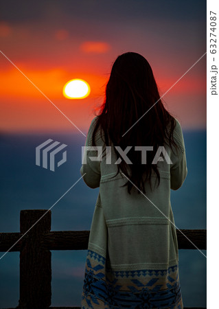 夕陽を眺める 63274087