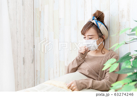 ルームウェアの女性 63274246
