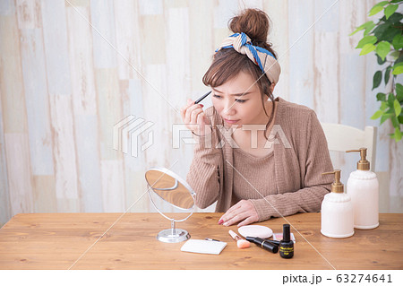 ルームウェアの女性 ルームウェアの女性 63274641