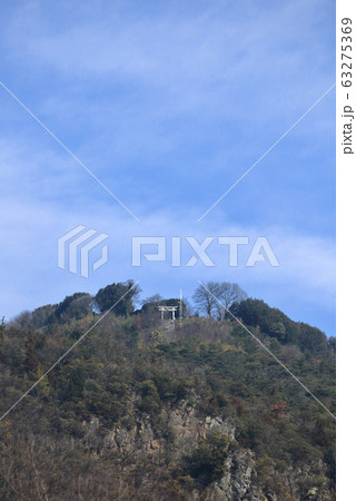 高屋神社下宮から見上げる高屋神社本宮の天空の鳥居 63275369