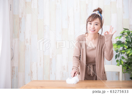 ルームウェアの女性 63275633
