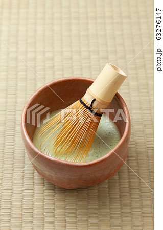 畳の上の泡だてた抹茶と茶筅 畳の上の泡だてた抹茶と茶筅 63276147