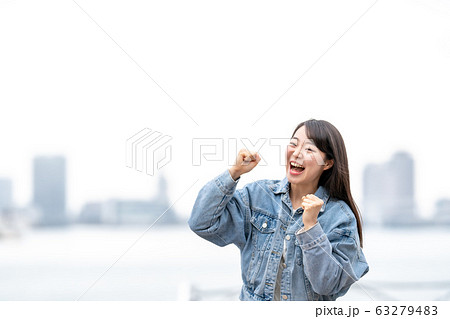 応援する女性 63279483