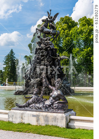 Statue and Fountain in Herrenchiemsee 63280279