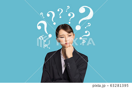 悩む女性 63281395