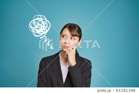 悩む女性 悩む女性 63281396