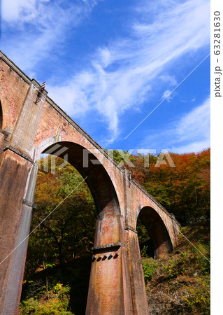 紅葉の碓氷第三橋梁。通称、眼鏡橋。安中、群馬、日本。11月初旬。 63281630