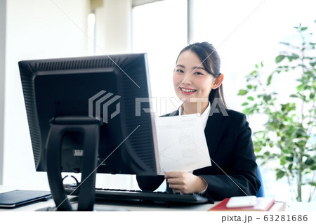 女性　若い　OL　オフィス　パソコン　デスク 63281686