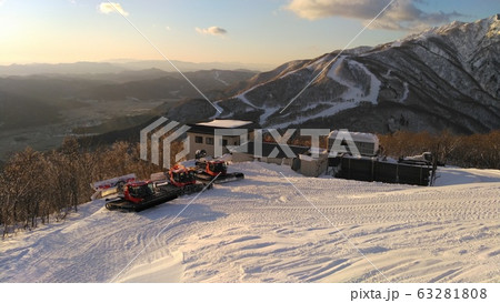 白馬八方尾根スキー場 朝日を浴びる圧雪車 白馬八方尾根スキー場 朝日を浴びる圧雪車 63281808