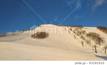 白馬八方尾根スキー場 朝日を浴びる整備されたウサギ平ゲレンデ 白馬八方尾根スキー場 朝日を浴びる整備されたウサギ平ゲレンデ 63281810