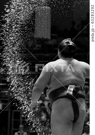 大相撲　塩をまく力士 63283292