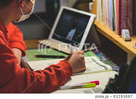 マスクをした子供が自宅でタブレットで学習するシーン / 新型コロナウイルスのイメージ マスクをした子供が自宅でタブレットで学習するシーン / 新型コロナウイルスのイメージ 63283687