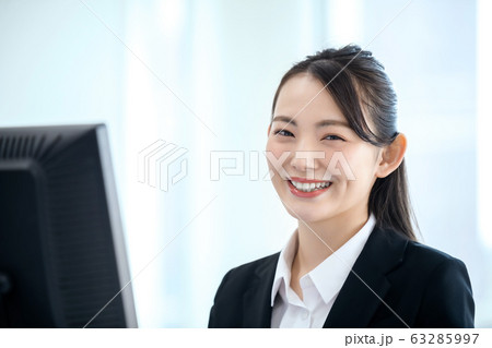 オフィス 女性 パソコン 若い OL ビジネス オフィス 女性 パソコン 若い OL ビジネス 63285997