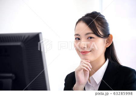 オフィス 女性 パソコン 若い OL ビジネス オフィス 女性 パソコン 若い OL ビジネス 63285998