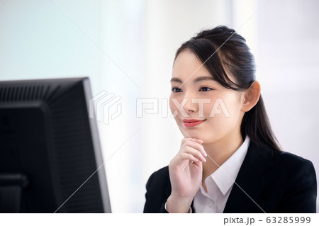 オフィス 女性 パソコン 若い OL ビジネス オフィス 女性 パソコン 若い OL ビジネス 63285999