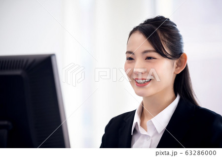 オフィス 女性 パソコン 若い OL ビジネス オフィス 女性 パソコン 若い OL ビジネス 63286000