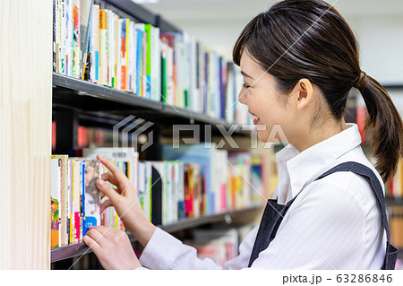 図書館職員 女性 図書館職員 女性 63286846