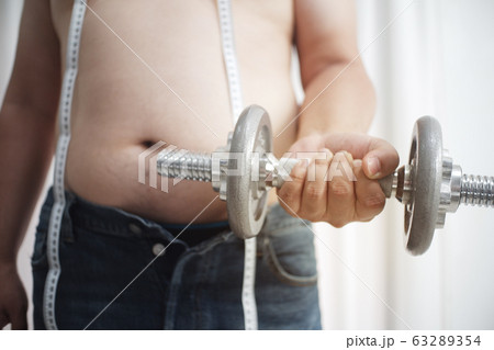 Fat men start exercising by lifting weights. 63289354