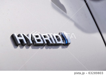 自動車イメージ　ハイブリッド車のエンブレムプレート 63289803