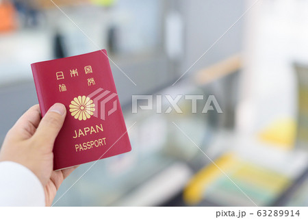 空港でパスポートを持つ手 63289914