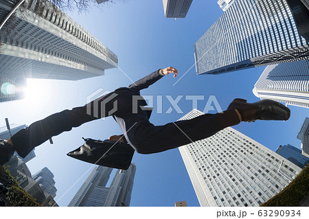 ジャンプするビジネスマン ジャンプするビジネスマン 63290934