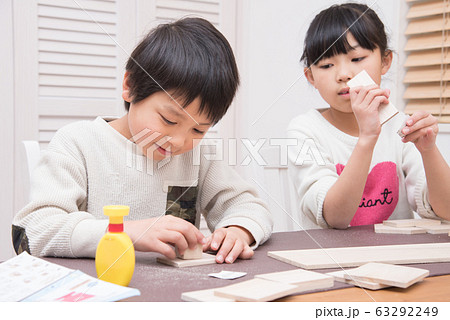 ものづくりを楽しむ小学生 ものづくりを楽しむ小学生 63292249