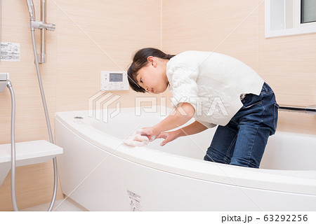 お風呂掃除をする小学生の女の子 63292256