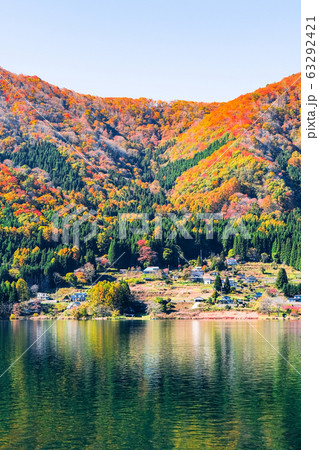 木崎湖と小熊山(秋) 木崎湖と小熊山(秋) 63292421