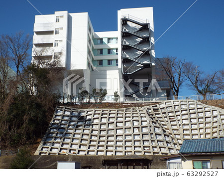 傾斜地の重要施設には斜面崩壊防止工事が必要です 傾斜地の重要施設には斜面崩壊防止工事が必要です 63292527