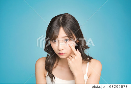 顔をチェックする女性 顔をチェックする女性 63292673