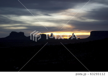 夜明けのモニュメントバレー アメリカ グランドサークル 春 絶景 神秘的 大自然 美しい 夜明けのモニュメントバレー アメリカ グランドサークル 春 絶景 神秘的 大自然 美しい 63293112