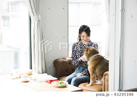 ドックカフェ　女性　犬 63295396
