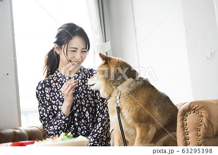 ドックカフェ 女性 犬 ドックカフェ 女性 犬 63295398