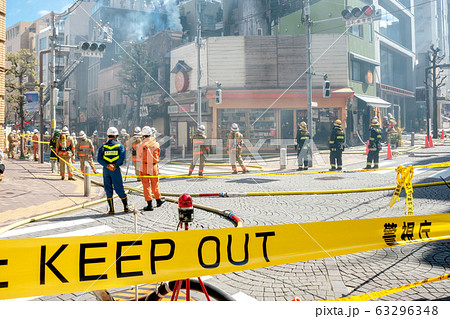 火事の消火作業 63296348