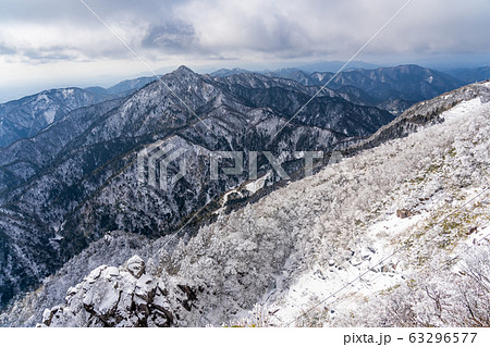 三重県　冬の御在所山頂　樹氷　見晴台からの眺め　鎌ヶ岳 63296577
