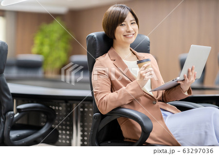 女性　ビジネスシーン 63297036