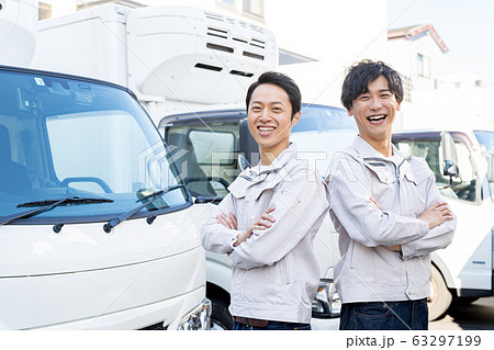 若い男性、運送、トラック 63297199