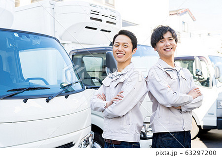 若い男性、運送、トラック 63297200