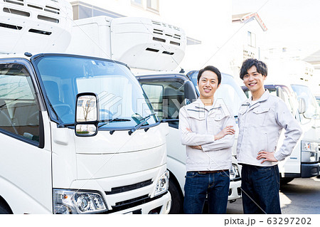 若い男性、運送、トラック 63297202