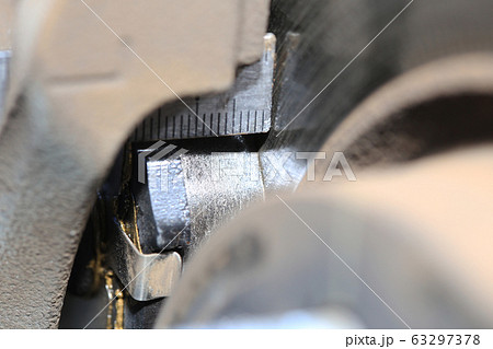 車のディスクブレーキの点検 整備作業 車のディスクブレーキの点検 整備作業 63297378