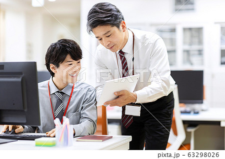 上司　部下　ビジネスシーン 63298026