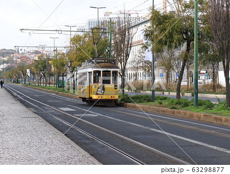 リスボンの路面電車　ポルトガル　カイス・ド・ソドレ駅前 63298877