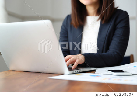 テレワークをする女性 63298907