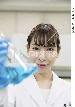 研究 開発 実験イメージ フラスコを持つ若い女性 研究 開発 実験イメージ フラスコを持つ若い女性 63299788